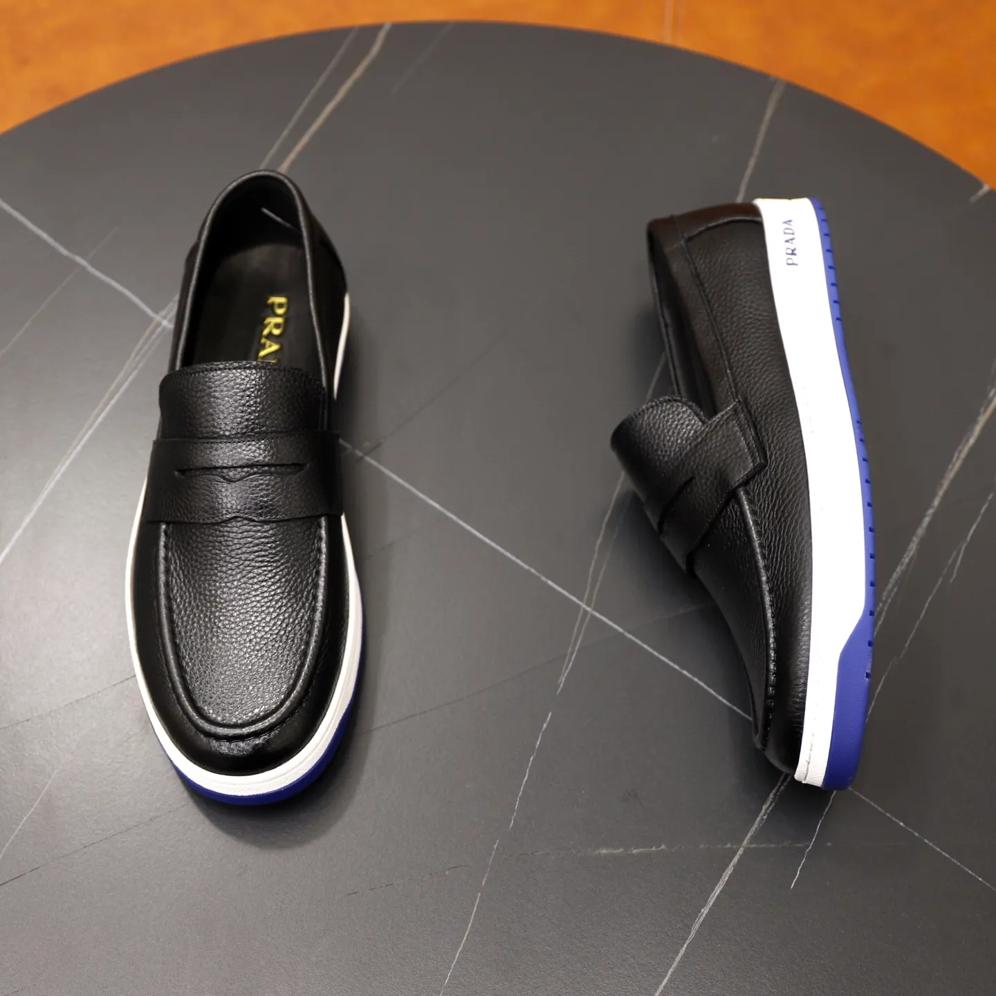 Factory price: 💰640 Prada classic men’s lace-up casual shoes | Imported cowhide upper | Upper stitching layered design, light and breathable | Soft and comfortable | Decorated with PRADA letters on the side | Distinctive sports style, showing the brand style | Lightweight concave and convex pattern rubber soles | Matched with cowhide foot pad lining | Excellent foot feel, fashionable and elegant | Size: 38-44 (45 customized)
